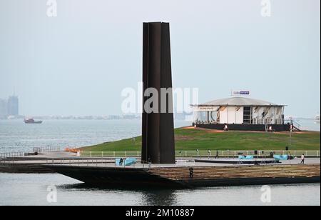 Fussball Weltmeisterschaft, Katar 2022, Doha, Skulptur „die 7. Skulptur“ des amerikanischen KŸnstlers Richard Serra im Mia Park. Stockfoto