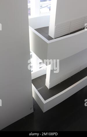 Eine vertikale Aufnahme eines modernen Gebäudes mit gebogenen Wänden und großen Panoramafenstern Stockfoto