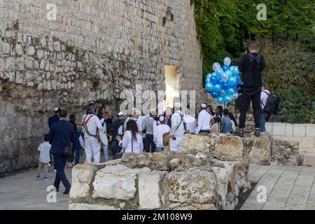 10. November 2022 Familie und Freunde genießen die Bar Mitzvah-Feiern in der Nähe des Jaffa-Tors, während sich die Party auf den Weg zur Westmauer und zum Tempel Mou macht Stockfoto