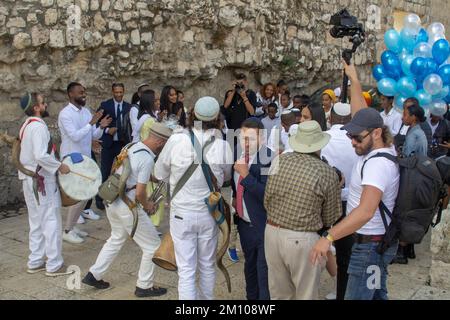 10. November 2022 Familie und Freunde genießen die Bar Mitzvah-Feiern in der Nähe des Jaffa-Tors, während sich die Party auf den Weg zur Westmauer und zum Tempel Mou macht Stockfoto