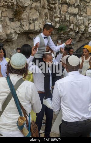 10. November 2022 Familie und Freunde genießen die Bar Mitzvah-Feiern in der Nähe des Jaffa-Tors, während sich die Party auf den Weg zur Westmauer und zum Tempel Mou macht Stockfoto