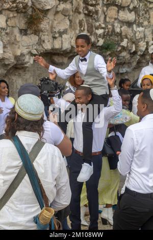 10. November 2022 Familie und Freunde genießen die Bar Mitzvah-Feiern in der Nähe des Jaffa-Tors, während sich die Party auf den Weg zur Westmauer und zum Tempel Mou macht Stockfoto