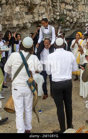 10. November 2022 Familie und Freunde genießen die Bar Mitzvah-Feiern in der Nähe des Jaffa-Tors, während sich die Party auf den Weg zur Westmauer und zum Tempel Mou macht Stockfoto