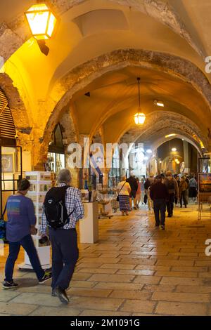 9. November 2022 Besucher zu Fuß durch den geschäftigen und überfüllten Souk auf der Beit Habad Street Jerusalm Israel Stockfoto