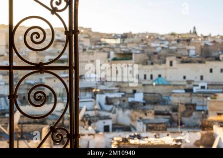 Die Medina von Fez ist im arabischen Stil dekoriert und marokkanisch. Stockfoto