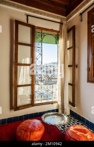 Traditionelles Innendesign des marokkanischen reichen Hauses namens Riad mit Blick auf die Innenstadt, Fès, Morroco, Nordafrika Stockfoto
