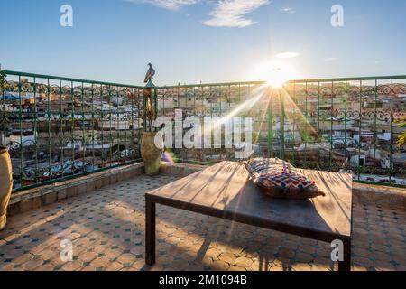 Tauben ruhen sich auf der Dachterrasse in der arabischen Altstadt Medina bei Sonnenuntergang, Fès, Marokko Stockfoto