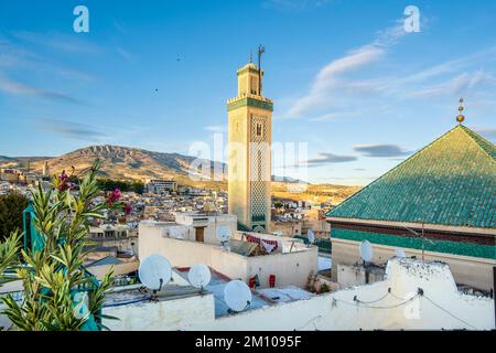 Berühmte al-Qarawiyyin Moschee und Universität im Herzen der historischen Innenstadt von Fez, Marokko, Nordafrika. Stockfoto