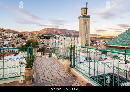 Berühmte al-Qarawiyyin Moschee und Universität im Herzen der historischen Innenstadt von Fez, Marokko, Nordafrika. Stockfoto