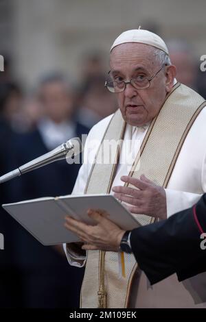 Rom, Italien, 8. September 2022. Papst Franziskus betet vor der Statue der Jungfrau Maria anlässlich des Festes der unbefleckten Empfängnis auf der Spanischen Treppe. Maria Grazia Picciarella/Alamy Live News Stockfoto