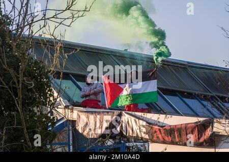 Presteigne, Powys, Wales, Vereinigtes Königreich - Freitag, 12/22 - pro-palästinensische Aktivisten der Gruppe Palestine Action besetzen und beschädigen eine Fabrik der amerikanischen Teledyne Labtech Ltd in der kleinen walisischen Grenzstadt Presteigne. Teledyne Labtech soll elektronische Raketen und Überwachungskomponenten für die israelischen Streitkräfte herstellen Stockfoto