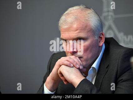 Erfurt, Deutschland. 09.. Dezember 2022. Andreas Bausewein (SPD), Oberbürgermeister von Erfurt, während einer Pressekonferenz. Vier Bürgermeister und eine Bürgermeisterin sprechen mit Journalisten über die Flüchtlingssituation in Thüringens Großstädten. Kredit: Martin Schutt/dpa/Alamy Live News Stockfoto