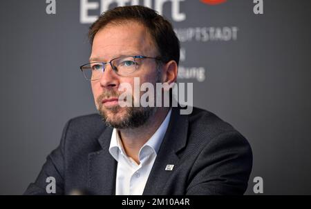 Erfurt, Deutschland. 09.. Dezember 2022. Thomas Nitzsche (FDP), Oberbürgermeister von Jena, während einer Pressekonferenz. Vier Bürgermeister und eine Bürgermeisterin sprechen mit Journalisten über die Flüchtlingssituation in Thüringens Großstädten. Kredit: Martin Schutt/dpa/Alamy Live News Stockfoto