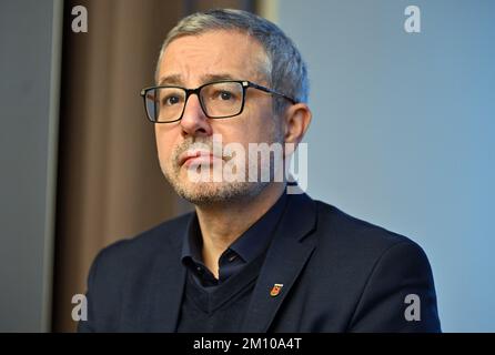 Erfurt, Deutschland. 09.. Dezember 2022. André knapp (CDU), Oberbürgermeister von Suhl, während einer Pressekonferenz. Vier Bürgermeister und eine Bürgermeisterin sprechen mit Journalisten über die Flüchtlingssituation in Thüringens Großstädten. Kredit: Martin Schutt/dpa/Alamy Live News Stockfoto