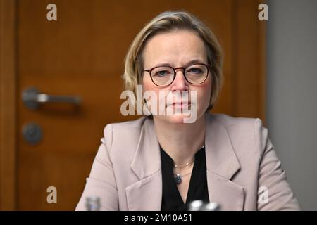 Erfurt, Deutschland. 09.. Dezember 2022. Katja Wolf (die Linke), Bürgermeisterin von Eisenach, während einer Pressekonferenz. Vier Bürgermeister und eine Bürgermeisterin sprechen mit Journalisten über die Flüchtlingssituation in Thüringens Großstädten. Kredit: Martin Schutt/dpa/Alamy Live News Stockfoto