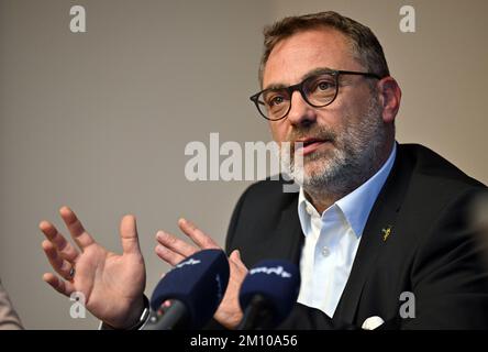 Erfurt, Deutschland. 09.. Dezember 2022. Julian Vonarb (unabhängig), Oberbürgermeister von Gera, während einer Pressekonferenz. Vier Bürgermeister und eine Bürgermeisterin sprechen mit Journalisten über die Flüchtlingssituation in Thüringens Großstädten. Kredit: Martin Schutt/dpa/Alamy Live News Stockfoto