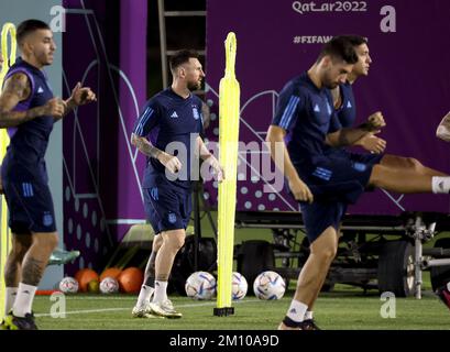 Lionel Messi aus Argentinien während der argentinischen Schulung im Ausbildungszentrum der Universität Katar während der FIFA-Weltmeisterschaft 2022 am 8. Dezember 2022 in Doha, Katar - Foto: Jean Catuffe/DPPI/LiveMedia Stockfoto