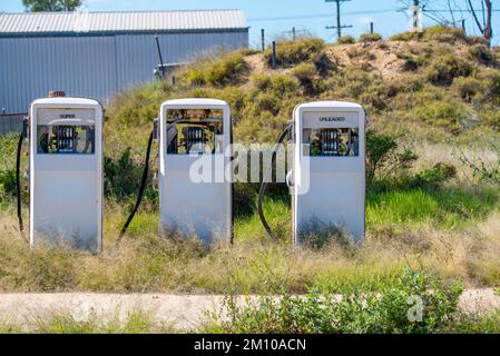 Im Dorf Goodooga im Outback New South Wales, Australien, gibt es drei verlassene und stillgelegte Treibstoffschüsseln oder Zapfsäulen Stockfoto