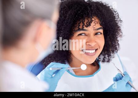 Der Körper liebt Routine. Eine junge Patientin, die ihre Zähne beim Zahnarzt untersuchen lässt. Stockfoto