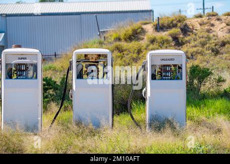 Im Dorf Goodooga im Outback New South Wales, Australien, gibt es drei verlassene und stillgelegte Treibstoffschüsseln oder Zapfsäulen Stockfoto