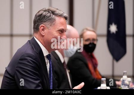 Tokio, Japan. 09.. Dezember 2022. Australiens Verteidigungsminister Richard Marles, Center, spricht am Freitag, den 9. Dezember 2022, im Iikura-Gästehaus in Tokio bei einem Gespräch mit dem japanischen Verteidigungsminister Yasukazu Hamada. (AP Photo/Hiro Komae, Pool) Kredit: SOPA Images Limited/Alamy Live News Stockfoto