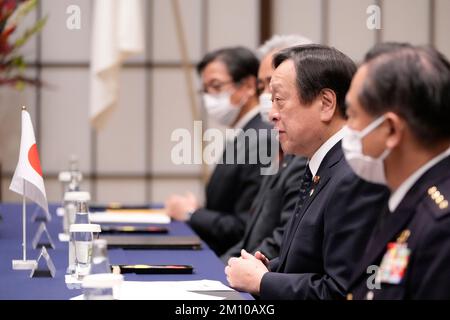 Tokio, Japan. 09.. Dezember 2022. Japans Verteidigungsminister Yasukazu Hamada, Center, spricht während eines Gesprächs mit dem australischen Verteidigungsminister Richard Marles im Iikura Gästehaus in Tokio am Freitag, den 9. Dezember 2022. (AP Photo/Hiro Komae, Pool) Kredit: SOPA Images Limited/Alamy Live News Stockfoto