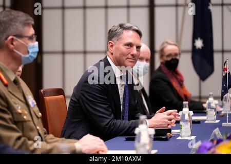 Tokio, Japan. 09.. Dezember 2022. Der australische Verteidigungsminister Richard Marles, Center, beobachtet, wie Medienmitglieder den Raum verlassen, während sie mit dem japanischen Verteidigungsminister Yasukazu Hamada am Freitag, den 9. Dezember 2022, im Iikura Guesthouse in Tokio sprechen. (AP Photo/Hiro Komae)AP Photo/Hiro Komae, Pool) Kredit: SOPA Images Limited/Alamy Live News Stockfoto