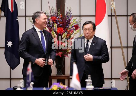 Tokio, Japan. 09.. Dezember 2022. Australiens Verteidigungsminister Richard Marles von links teilt einen leichten Moment mit dem japanischen Verteidigungsminister Yasukazu Hamada und einem japanischen Beamten, während er sich auf eine Fotosession mit Hamada vorbereitet, bevor sie am Freitag, den 9. Dezember 2022, im Iikura Guesthouse in Tokio sprechen. (AP Photo/Hiro Komae, Pool) Kredit: SOPA Images Limited/Alamy Live News Stockfoto