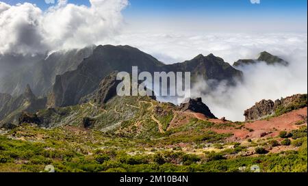 Bei einer Wanderung auf dem Pico Ruivo Mountain Trail in Madeira, Portugal, könnt ihr einen Blick auf eine Wolkeninversion werfen Stockfoto