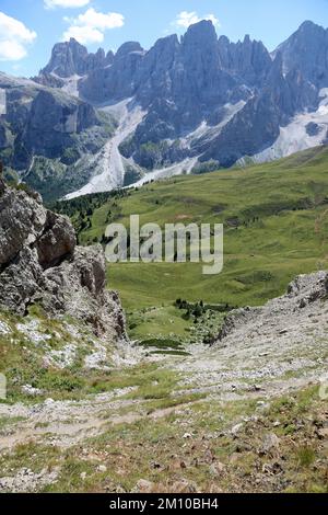 Bergpanorama der italienischen Alpen in der Dolomitengebirgsgruppe in Norditalien Stockfoto