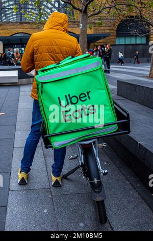 Uber isst Food Delivery Courier im Zentrum von London. Stockfoto