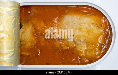 Fischkonserven mit Tomatensoße Stockfoto