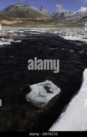 Wunderschönes Yumesodong Tal oder Nullpunkt. Der wunderschöne Bergfluss fließt durch das Tal und ist im Norden von sikkim, indien, vom himalaya umgeben Stockfoto