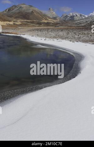 Wunderschönes Yumesodong Tal oder Nullpunkt. Der wunderschöne Bergfluss fließt durch das Tal und ist im Norden von sikkim, indien, vom himalaya umgeben Stockfoto