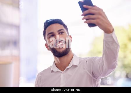 Geschäftsmann, Telefon und Lächeln für Selfie, Profil und Social-Media-Post oder Kommunikation im Freien. Glücklicher Mitarbeiter, der ein Smartphone in der Hand hat Stockfoto