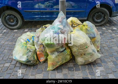 Gelbe Müllsäcke, Grüner Punkt, Regensburg, Bayern, Deutschland Stockfoto