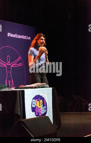 Alina Ivan hält einen Vortrag mit dem Titel „Hack Your Brain“, über das Stadium des Geistes und Körpers, auf der New Scientist Live 2022 Stockfoto