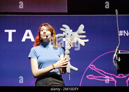 Alina Ivan hält einen Vortrag mit dem Titel „Hack Your Brain“, über das Stadium des Geistes und Körpers, auf der New Scientist Live 2022 Stockfoto