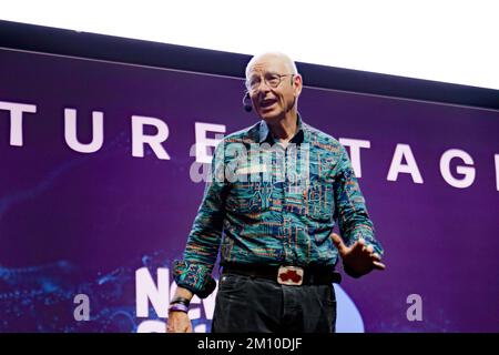 Dr. Karl Kruszelnicki präsentiert "Dr. Karls Wissenschaftsspektakulär" auf der zukünftigen Bühne während des Schultags-Programms auf der New Scientist Live 2022 Stockfoto