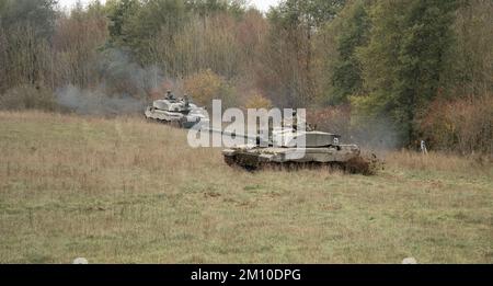 Nahaufnahme von zwei FV4034 Challenger 2 ii großen Kampfpanzern der britischen Armee, die in Wiltshire UK manövrieren Stockfoto