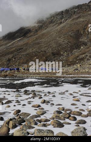 Wunderschönes Yumesodong Tal oder Nullpunkt. Der wunderschöne Bergfluss fließt durch das Tal und ist im Norden von sikkim, indien, vom himalaya umgeben Stockfoto