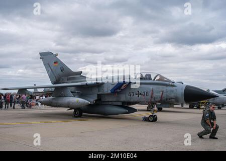 Nahaufnahme einer General Dynamics F-16, die auf der Bucharest International Air Show gegen Falcon kämpft Stockfoto