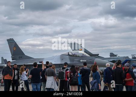 Eine Nahaufnahme von Leuten, die sich um eine General Dynamics F-16 versammelten, um Falcon zu bekämpfen Stockfoto