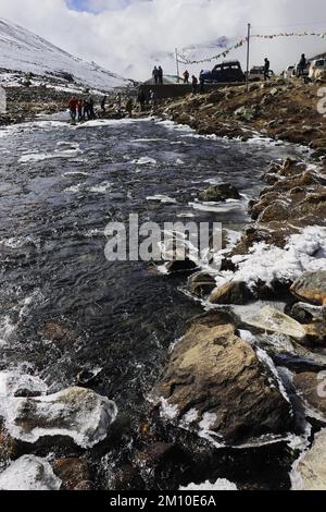 Wunderschönes Yumesodong Tal oder Nullpunkt. Der wunderschöne Bergfluss fließt durch das Tal und ist im Norden von sikkim, indien, vom himalaya umgeben Stockfoto