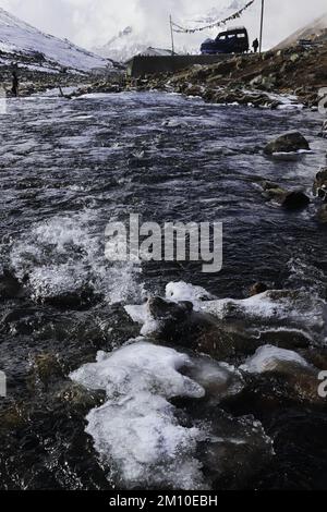 Wunderschönes Yumesodong Tal oder Nullpunkt. Der wunderschöne Bergfluss fließt durch das Tal und ist im Norden von sikkim, indien, vom himalaya umgeben Stockfoto