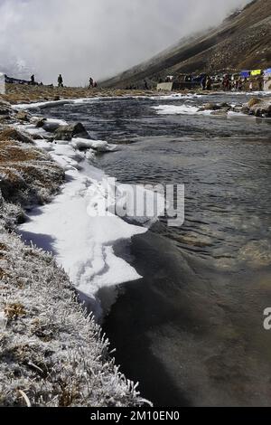 Wunderschönes Yumesodong Tal oder Nullpunkt. Der wunderschöne Bergfluss fließt durch das Tal und ist im Norden von sikkim, indien, vom himalaya umgeben Stockfoto