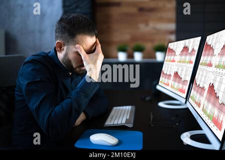 Daten Zu Finanziellen Verlusten. Geschäftsmann Mit Aktienverlust Und -Rückgang Diagramm Stockfoto