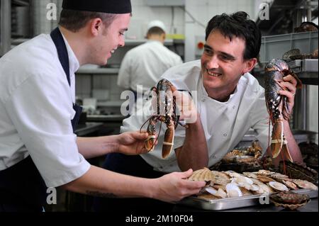 Stephane Delourme, Chefkoch des Seafood Restaurant in Padstow, Cornwall (rechts), mit Demi Chef De Partie, Paul Maskell (Okt. 2010). Stockfoto