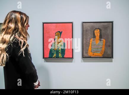 London UK 09 Dez 2022 (L) Portrait of Joan Baez,(R) Arundhati Royerste Einzelausstellung neuer Gemälde von Stephen Chambers, eine große Serie von 100 Porträts, die erstmals während der 2017 Venice Biennale gezeigt wurden, Ausstellung vom 09. Dezember bis 20. Januar 2023, Vigo Gallery, London. Paul Quezada-Neiman/Alamy Live News Stockfoto