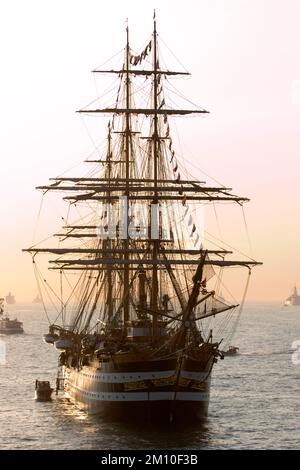 Italienisches Navy-Großschiff Amerigo Vespucci, vor Anker bei Sonnenuntergang, 2005 Stockfoto